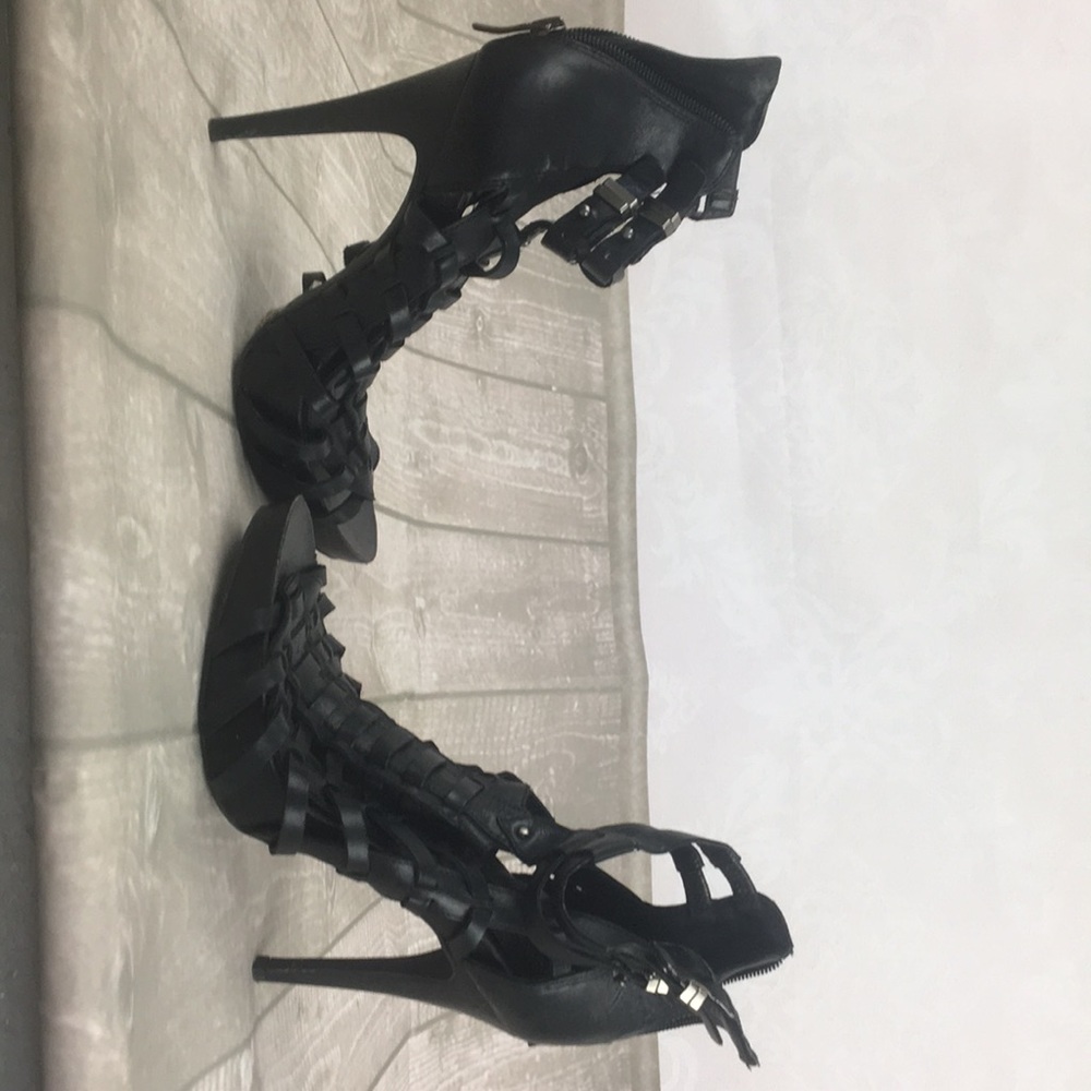 BCBG ankle strappy Roman sandal black size 8